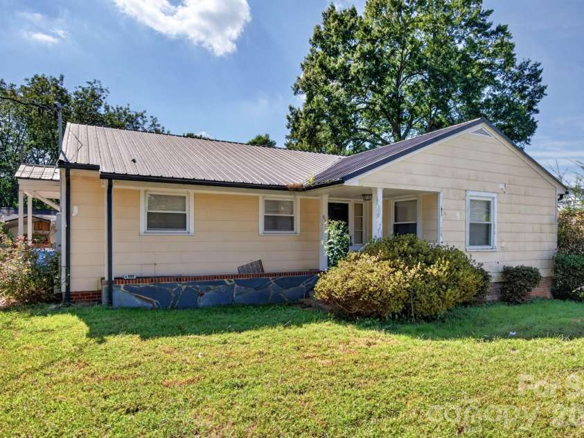 633 Oak Street, Mooresville, NC 28115.  MLS# CAR4428617, YatesRealty ID 53947. 