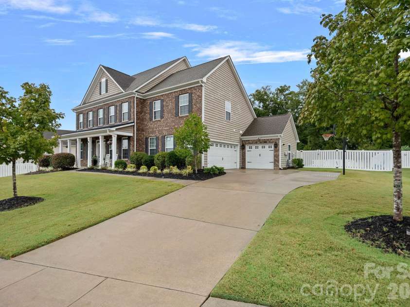 2071 Feldspar Drive, Davidson, NC 28036.  MLS# CAR4428038, YatesRealty ID 53960. 