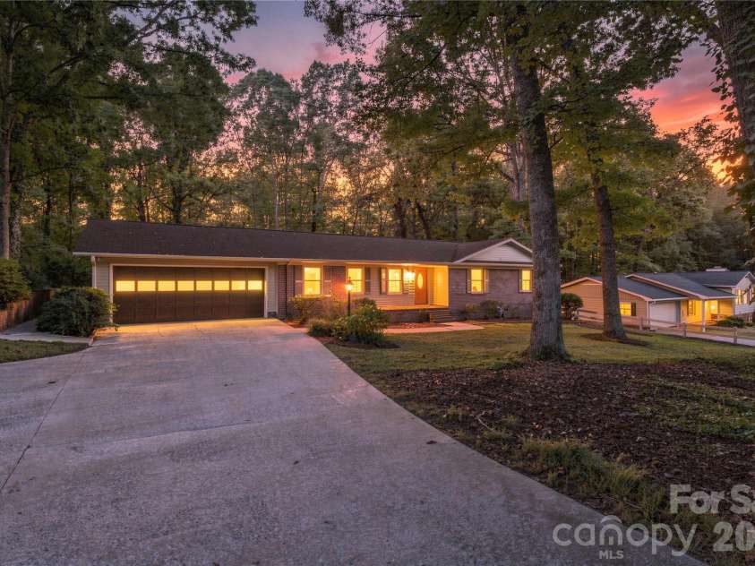 2604 Shearer Drive, Statesville, NC 28625.  MLS# CAR4428031, YatesRealty ID 53961. 