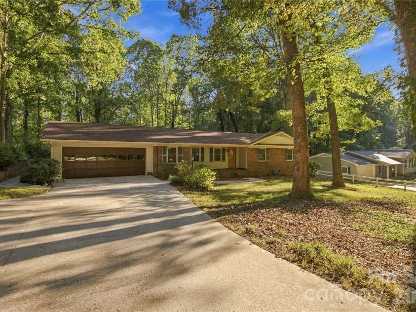 2604 Shearer Drive, Statesville, NC 28625.  MLS# CAR4428031, YatesRealty ID 53961. 
