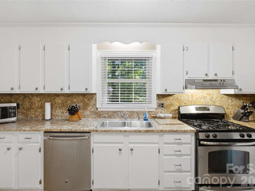 2604 Shearer Drive, Statesville, NC 28625.  MLS# CAR4428031, YatesRealty ID 53961. 