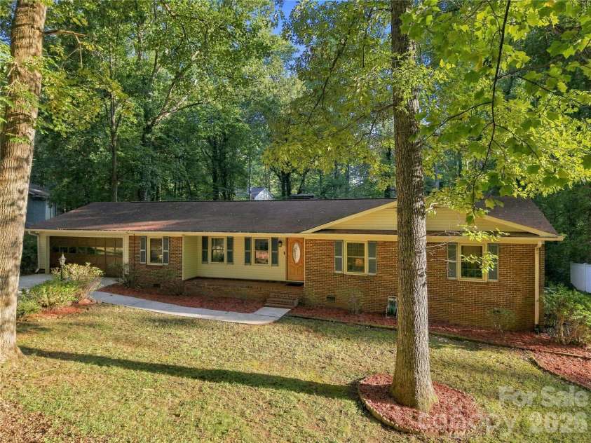 2604 Shearer Drive, Statesville, NC 28625.  MLS# CAR4428031, YatesRealty ID 53961. 