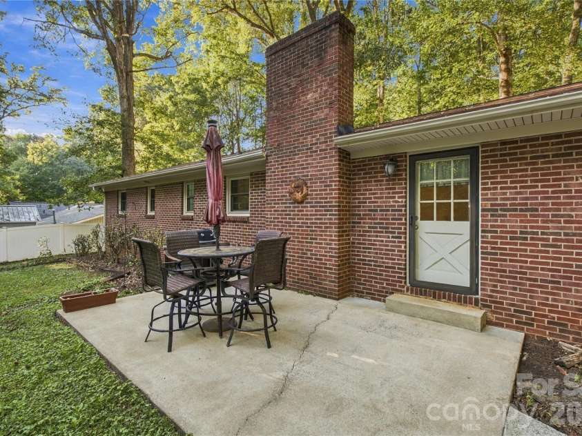 2604 Shearer Drive, Statesville, NC 28625.  MLS# CAR4428031, YatesRealty ID 53961. 