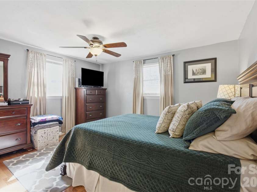 129 Automotive Lane, Hickory, NC 28601.  MLS# CAR4428027, YatesRealty ID 53962. 