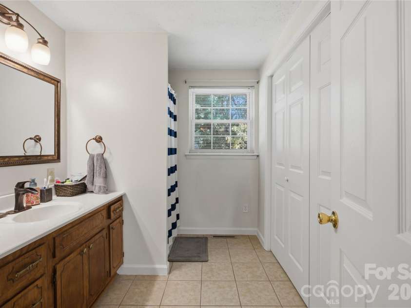 129 Automotive Lane, Hickory, NC 28601.  MLS# CAR4428027, YatesRealty ID 53962. 
