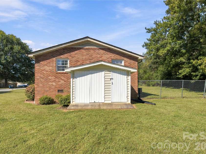 129 Automotive Lane, Hickory, NC 28601.  MLS# CAR4428027, YatesRealty ID 53962. 