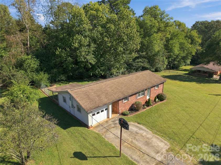 129 Automotive Lane, Hickory, NC 28601.  MLS# CAR4428027, YatesRealty ID 53962. 