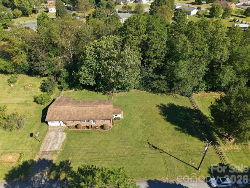129 Automotive Lane, Hickory, NC 28601.  MLS# CAR4428027, YatesRealty ID 53962. 