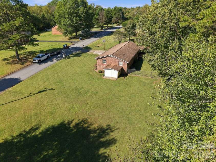 129 Automotive Lane, Hickory, NC 28601.  MLS# CAR4428027, YatesRealty ID 53962. 