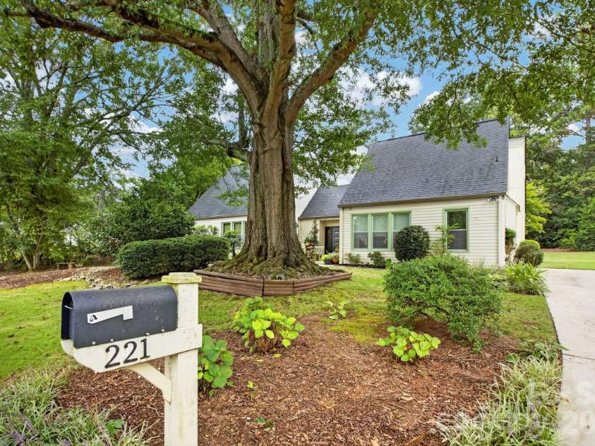 221 Saratoga Drive, Greer, SC 29650.  MLS# CAR4428317, YatesRealty ID 53963. 