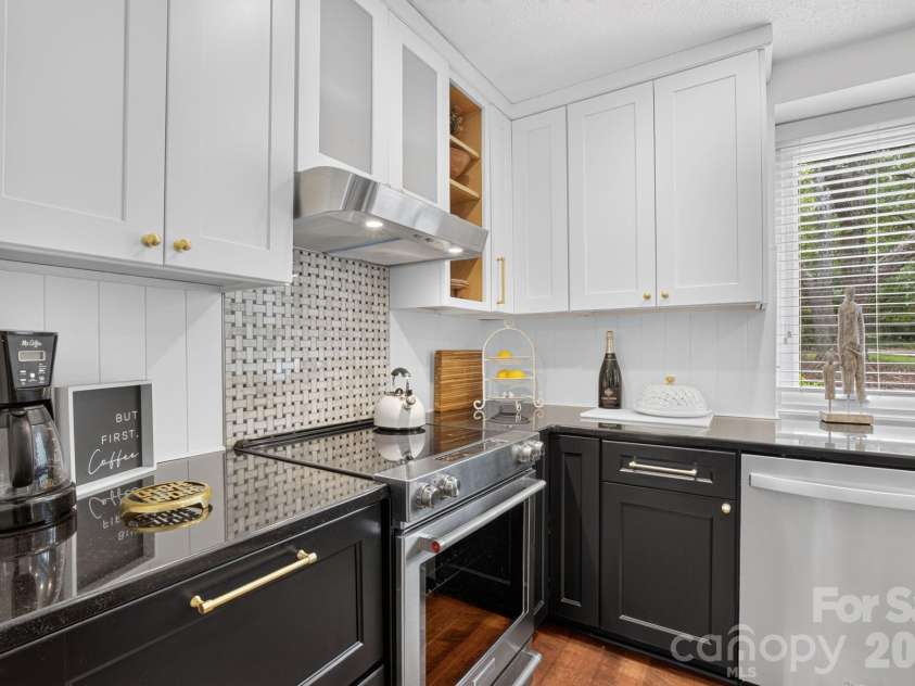 221 Saratoga Drive, Greer, SC 29650.  MLS# CAR4428317, YatesRealty ID 53963. 