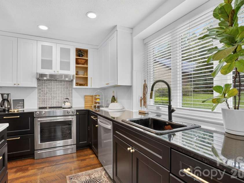 221 Saratoga Drive, Greer, SC 29650.  MLS# CAR4428317, YatesRealty ID 53963. 