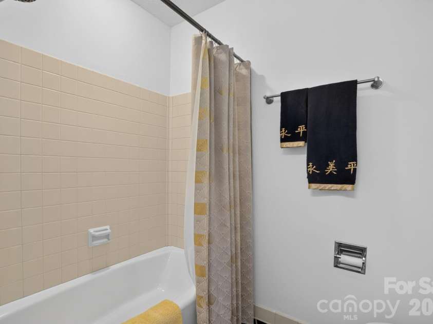 221 Saratoga Drive, Greer, SC 29650.  MLS# CAR4428317, YatesRealty ID 53963. 