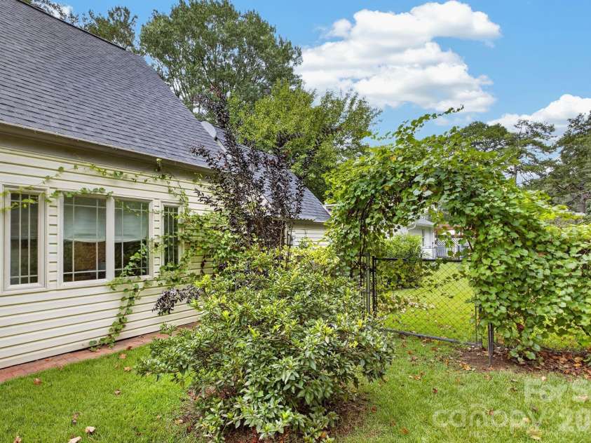 221 Saratoga Drive, Greer, SC 29650.  MLS# CAR4428317, YatesRealty ID 53963. 