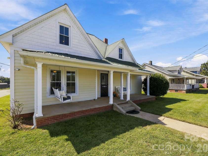 322 Main Street, Maiden, NC 28650.  MLS# CAR4427918, YatesRealty ID 53966. 