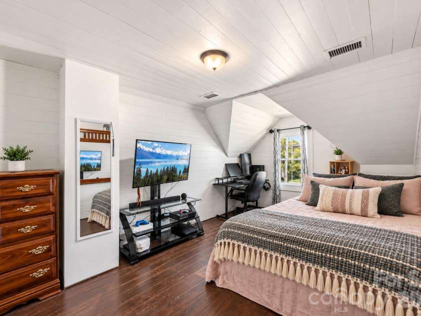 322 Main Street, Maiden, NC 28650.  MLS# CAR4427918, YatesRealty ID 53966. Second floor bedroom