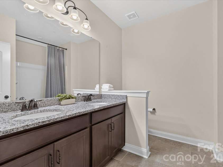 11628 Founders Park Lane, Pineville, NC 28134.  MLS# CAR4428544, YatesRealty ID 53967. Upper Full Bath