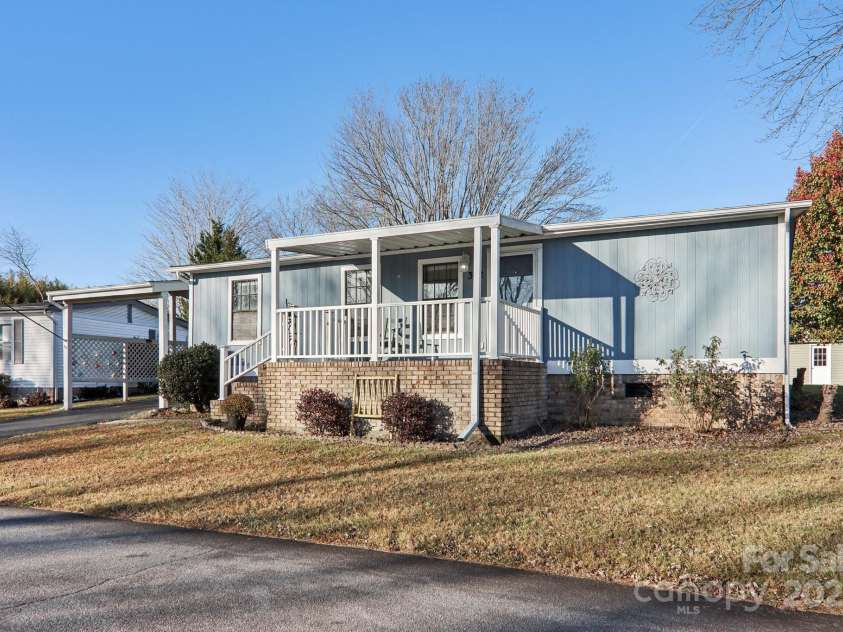 302 Meadowbrook Court, Hendersonville, NC 28792.  MLS# CAR4322071, YatesRealty ID 5397. 