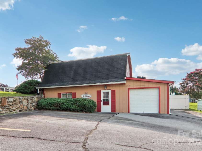 302 Meadowbrook Court, Hendersonville, NC 28792.  MLS# CAR4322071, YatesRealty ID 5397. 