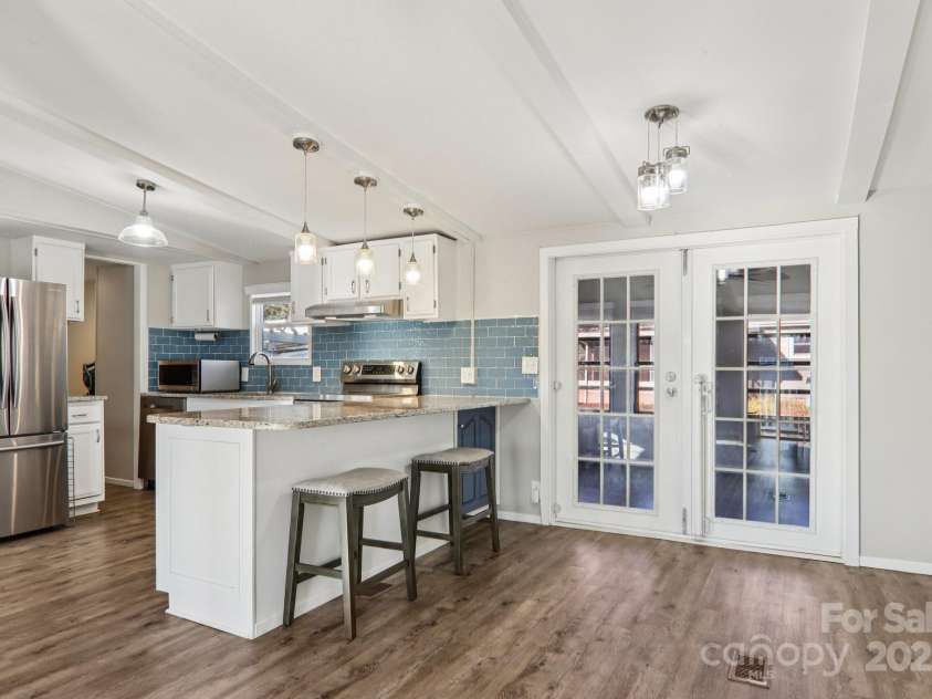 302 Meadowbrook Court, Hendersonville, NC 28792.  MLS# CAR4322071, YatesRealty ID 5397. 