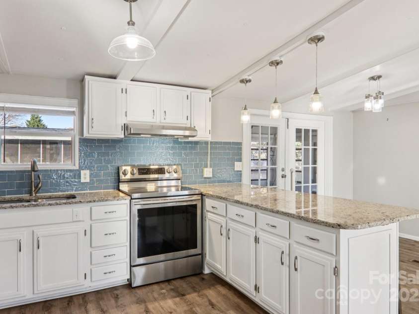 302 Meadowbrook Court, Hendersonville, NC 28792.  MLS# CAR4322071, YatesRealty ID 5397. 