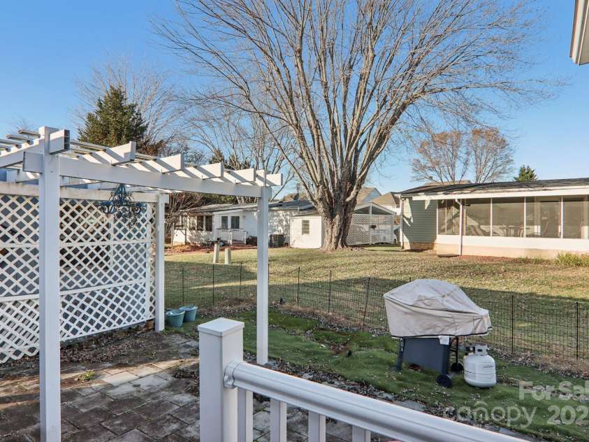 302 Meadowbrook Court, Hendersonville, NC 28792.  MLS# CAR4322071, YatesRealty ID 5397. 