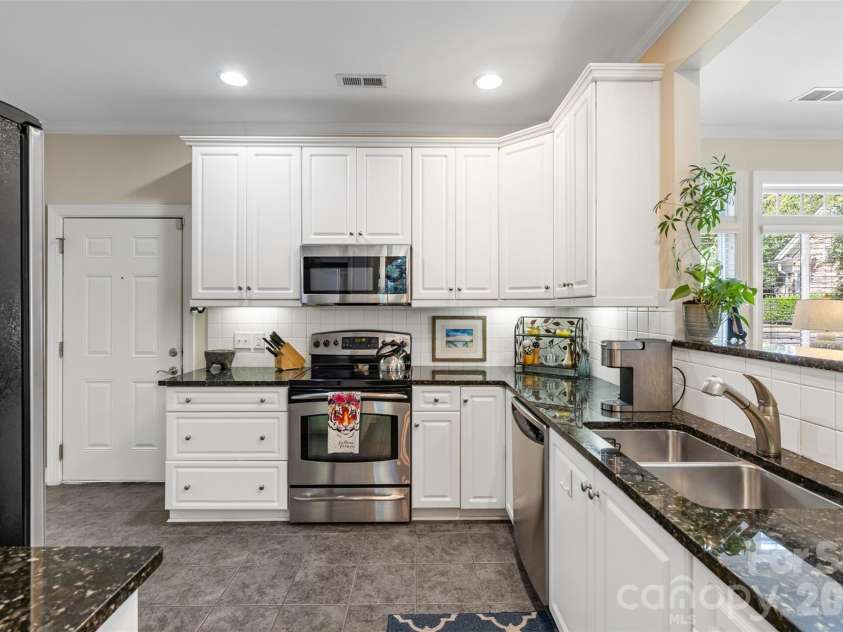 2615 Circa Drive, Matthews, NC 28105.  MLS# CAR4428384, YatesRealty ID 53970. 