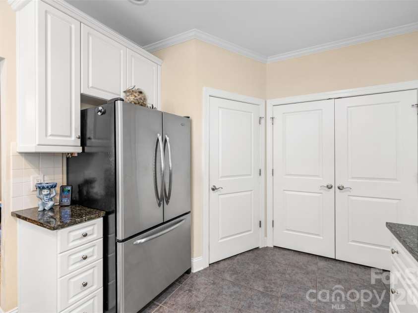 2615 Circa Drive, Matthews, NC 28105.  MLS# CAR4428384, YatesRealty ID 53970. 