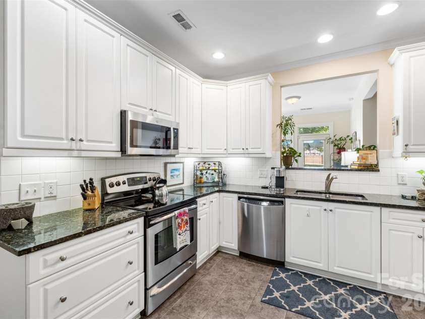2615 Circa Drive, Matthews, NC 28105.  MLS# CAR4428384, YatesRealty ID 53970. 