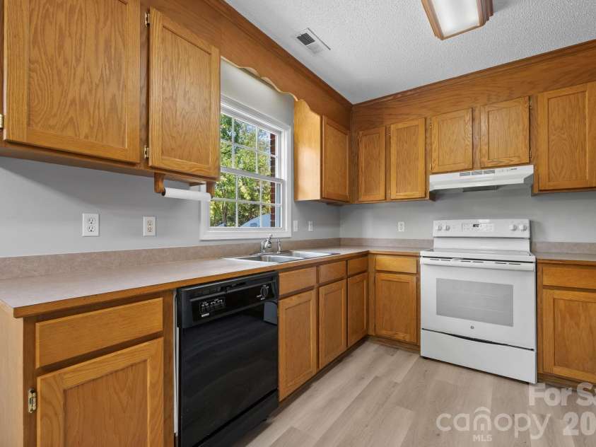 1420 Farmington Hills Drive, Conover, NC 28613.  MLS# CAR4426620, YatesRealty ID 53972. 