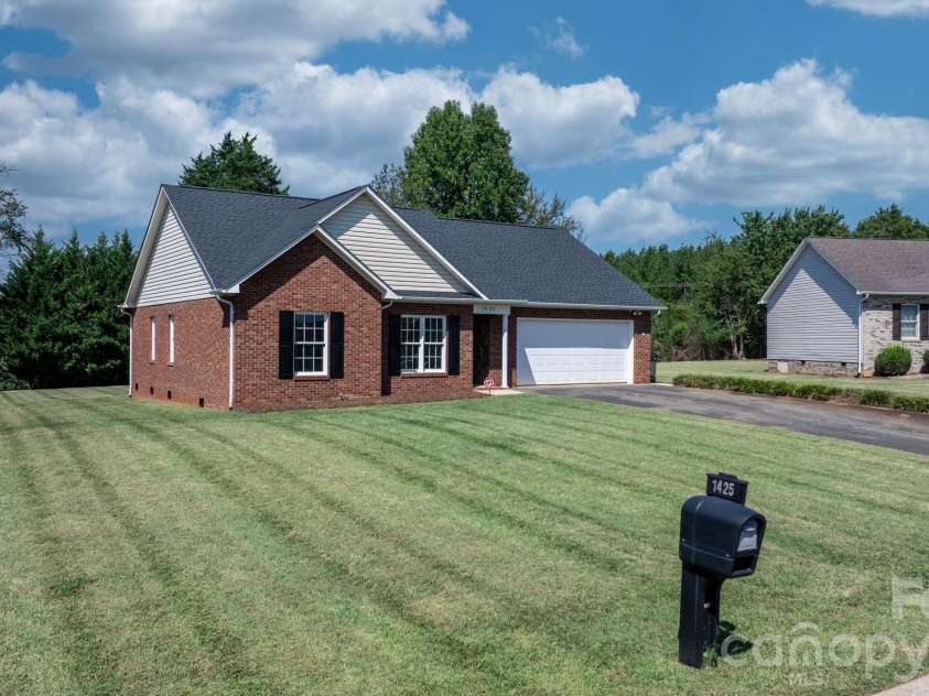 1420 Farmington Hills Drive, Conover, NC 28613.  MLS# CAR4426620, YatesRealty ID 53972. 