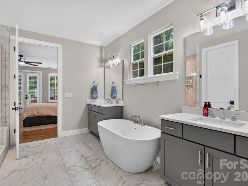6601 Harbor Oaks Drive, Denver, NC 28037.  MLS# CAR4426714, YatesRealty ID 53974. 