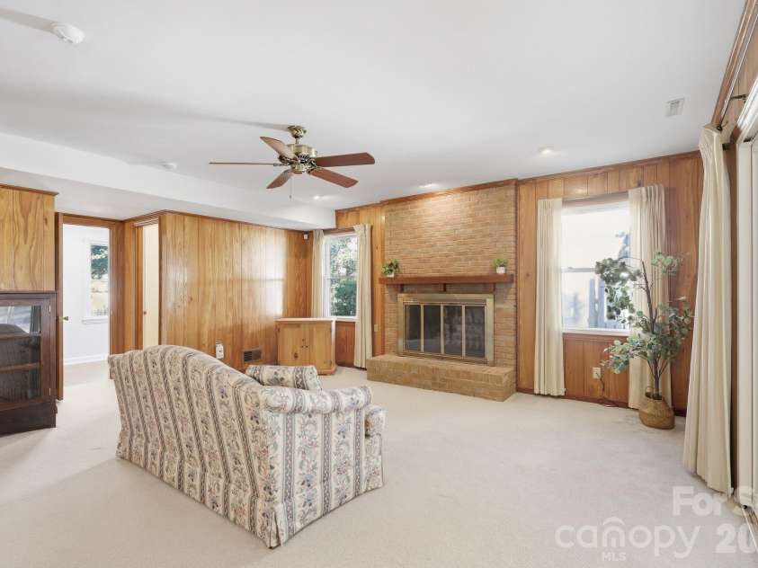4235 Blalock Avenue, Charlotte, NC 28210.  MLS# CAR4426840, YatesRealty ID 53977. Family Room