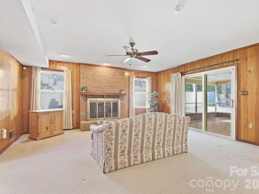 4235 Blalock Avenue, Charlotte, NC 28210.  MLS# CAR4426840, YatesRealty ID 53977. Family Room