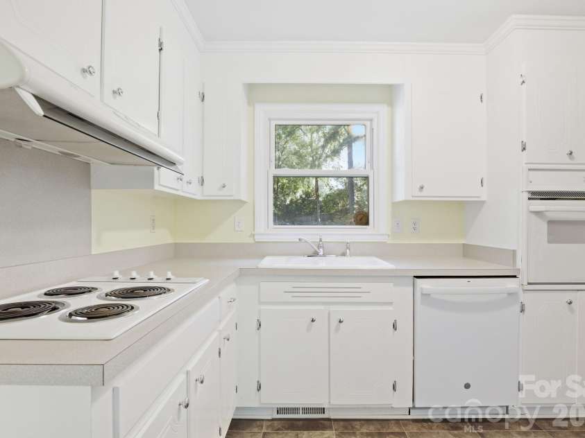 4235 Blalock Avenue, Charlotte, NC 28210.  MLS# CAR4426840, YatesRealty ID 53977. Kitchen