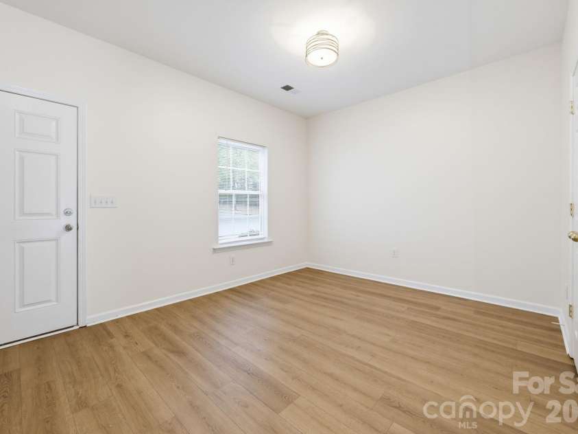 2176 Winthrop Chase Drive, Charlotte, NC 28212.  MLS# CAR4427399, YatesRealty ID 53981. 