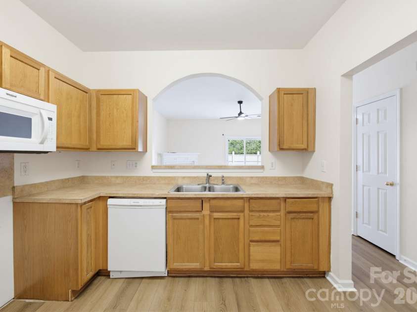 2176 Winthrop Chase Drive, Charlotte, NC 28212.  MLS# CAR4427399, YatesRealty ID 53981. 