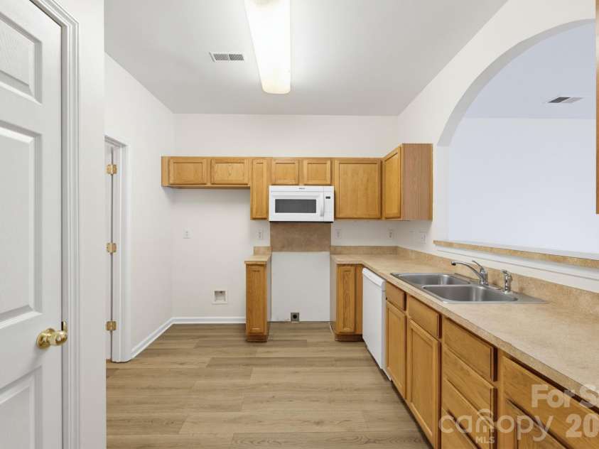 2176 Winthrop Chase Drive, Charlotte, NC 28212.  MLS# CAR4427399, YatesRealty ID 53981. 