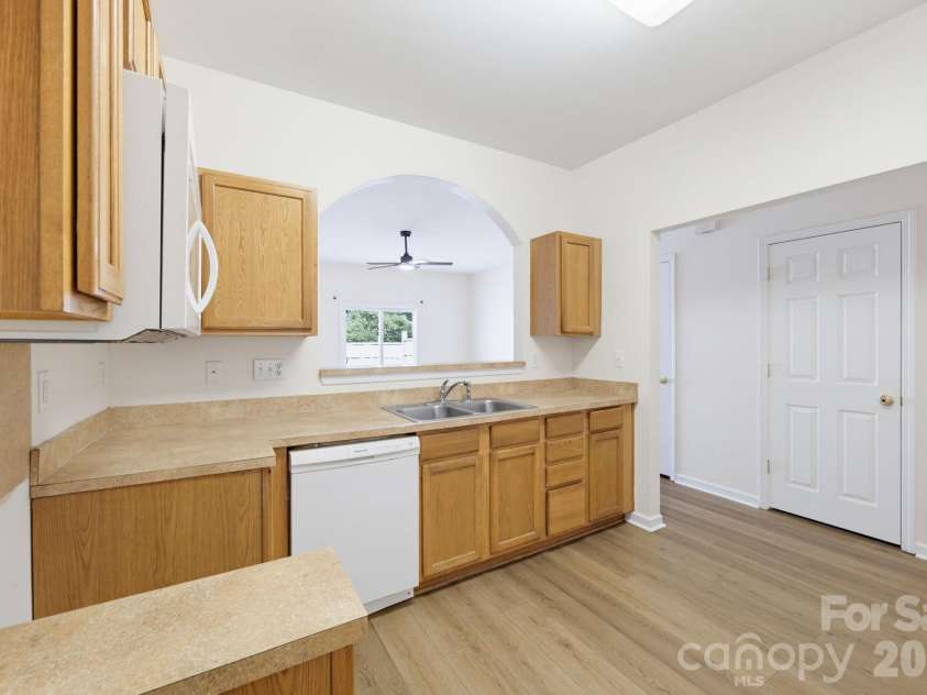 2176 Winthrop Chase Drive, Charlotte, NC 28212.  MLS# CAR4427399, YatesRealty ID 53981. 