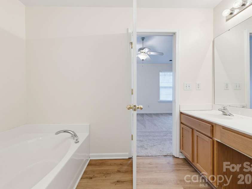 2176 Winthrop Chase Drive, Charlotte, NC 28212.  MLS# CAR4427399, YatesRealty ID 53981. 