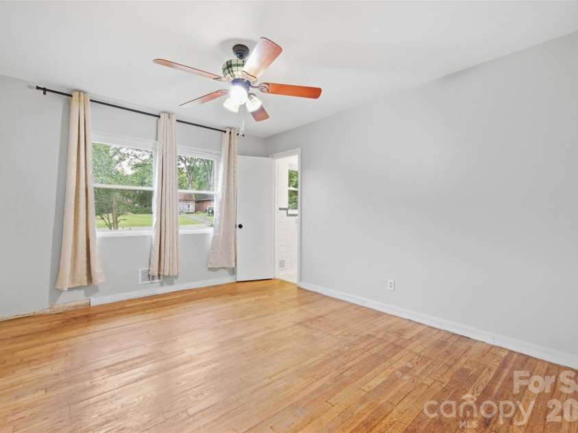 914 Springdale Lane, Gastonia, NC 28052.  MLS# CAR4427496, YatesRealty ID 53984. 