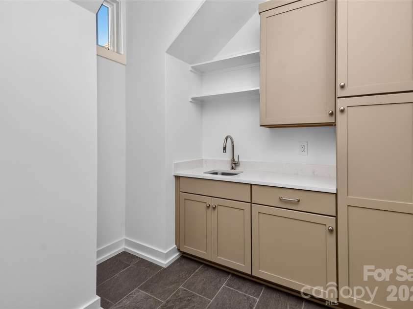 4809 Currituck Drive, Charlotte, NC 28210.  MLS# CAR4427425, YatesRealty ID 53986. 