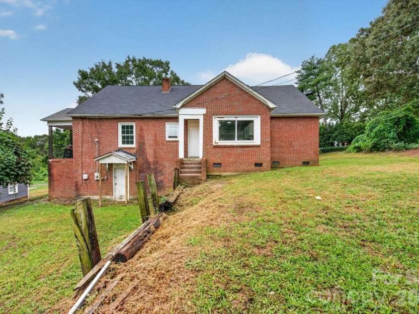 2048 Simmons Street, Gastonia, NC 28052.  MLS# CAR4427061, YatesRealty ID 53987. 