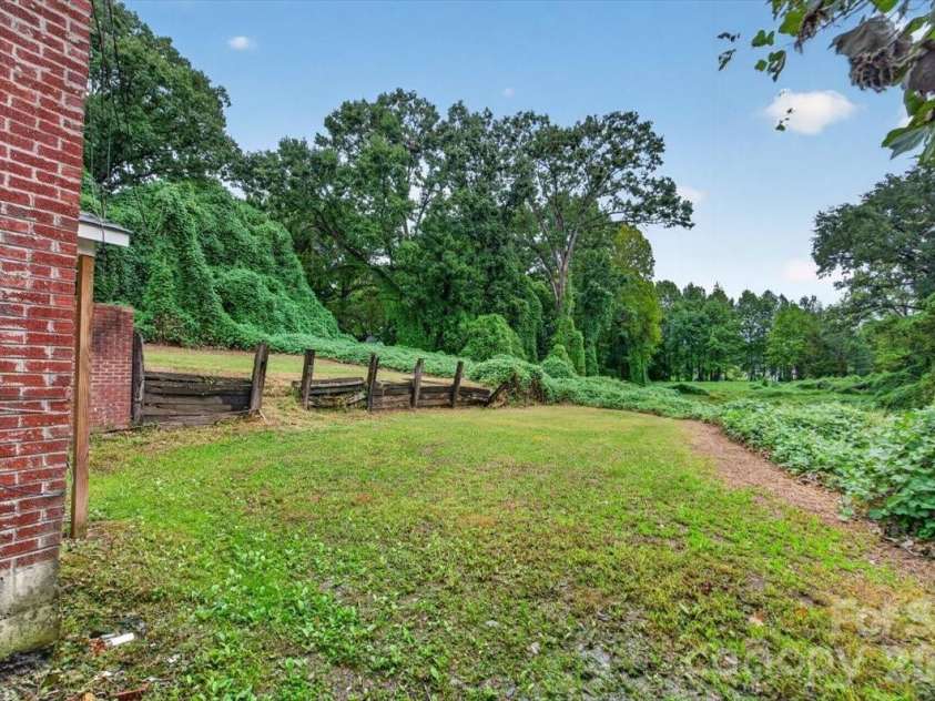 2048 Simmons Street, Gastonia, NC 28052.  MLS# CAR4427061, YatesRealty ID 53987. Right side yard space