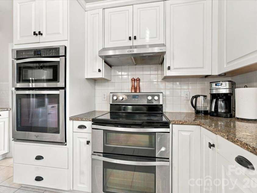 178 Cove Creek Loop, Mooresville, NC 28117.  MLS# CAR4424968, YatesRealty ID 53992. A spacious kitchen featuring three ovens.