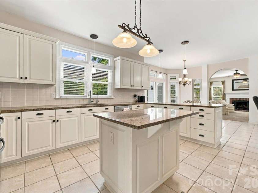 178 Cove Creek Loop, Mooresville, NC 28117.  MLS# CAR4424968, YatesRealty ID 53992. A spacious kitchen featuring three ovens