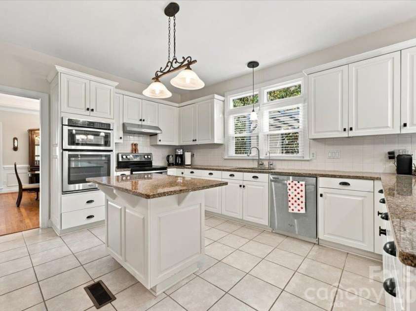 178 Cove Creek Loop, Mooresville, NC 28117.  MLS# CAR4424968, YatesRealty ID 53992. A spacious kitchen featuring three ovens and island