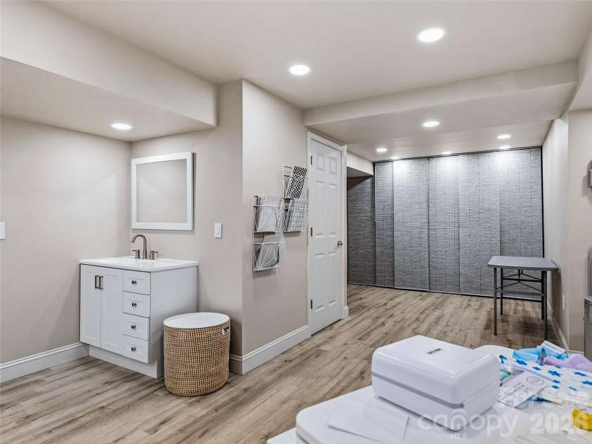 531 Bluebird Ridge, Asheville, NC 28804.  MLS# CAR4424625, YatesRealty ID 53994. Flex space vanity.