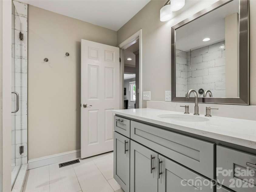 531 Bluebird Ridge, Asheville, NC 28804.  MLS# CAR4424625, YatesRealty ID 53994. Upstairs bath between primary and hall.