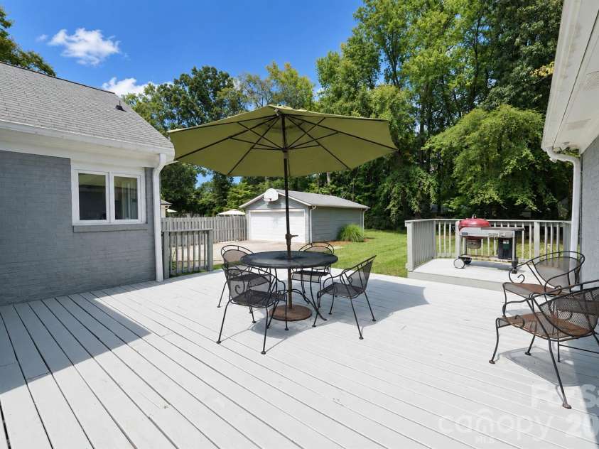 6009 Bismark Place, Charlotte, NC 28211.  MLS# CAR4425141, YatesRealty ID 53997. 